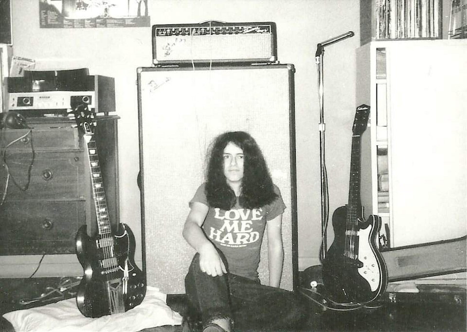 PHOTO - Kevin Eric Saunders aka bonze blayk with Dual Showman and guitars wearing a LOVE ME HARD - DUST promotional tee posing with The Guitars of the ANGRY SAMOANS v1 following ultrarad mods